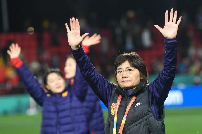 教授和女大学生们